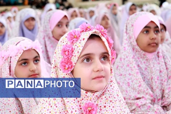  جشن عبادت ۱۵۰۰ دانش‌آموز دختر میبدی در هفته گرامیداشت امور تربیتی و تربیت اسلامی