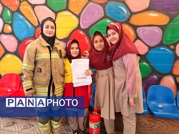 حضور آتش‌نشان البرزی در دبستان ارمغان هستی ناحیه 3 کرج به‌مناسبت روز آتش‌نشان و ایمنی 