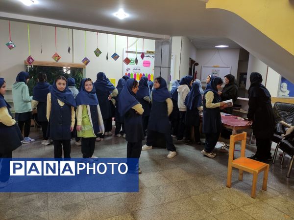 نمایشگاه کتاب در دبستان آرمینه مصلی نژاد 