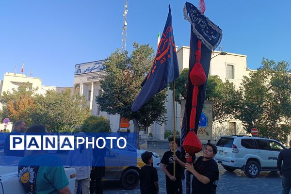 پیاده‌روی زائران کاروان پیاده هیات محبان الرضا (ع) شهرستان فیروزآباد در شیراز