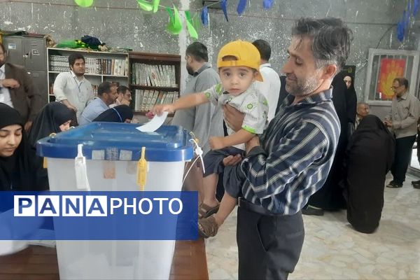 حضور پرشور مردم کرج در پای صندوق‌های رای
