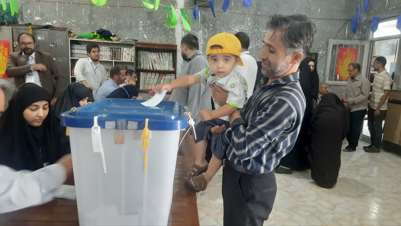حضور پرشور مردم کرج در پای صندوق‌های رای