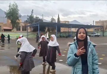 باران بهانه‌ای برای شادی، دعا و امید کودکانه در تفت