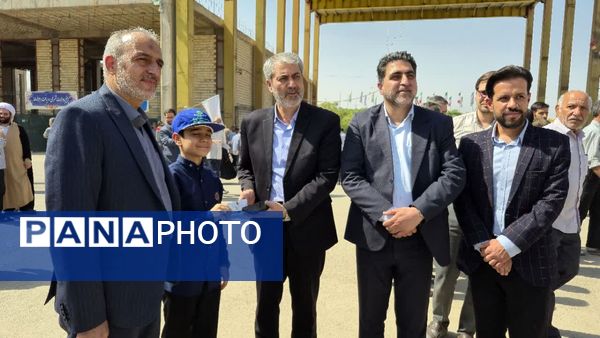سخنرانی معاون مدیرکل و مدیر آموزش و پرورش کاشان در نماز جمعه و برگزاری میز خدمت در مصلی