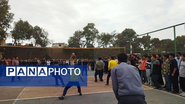 مسابقه والیبال بین دو تیم منتخب دبیران و منتخب دانش آموزان در دبیرستان شاهد ابوذر غفاری 