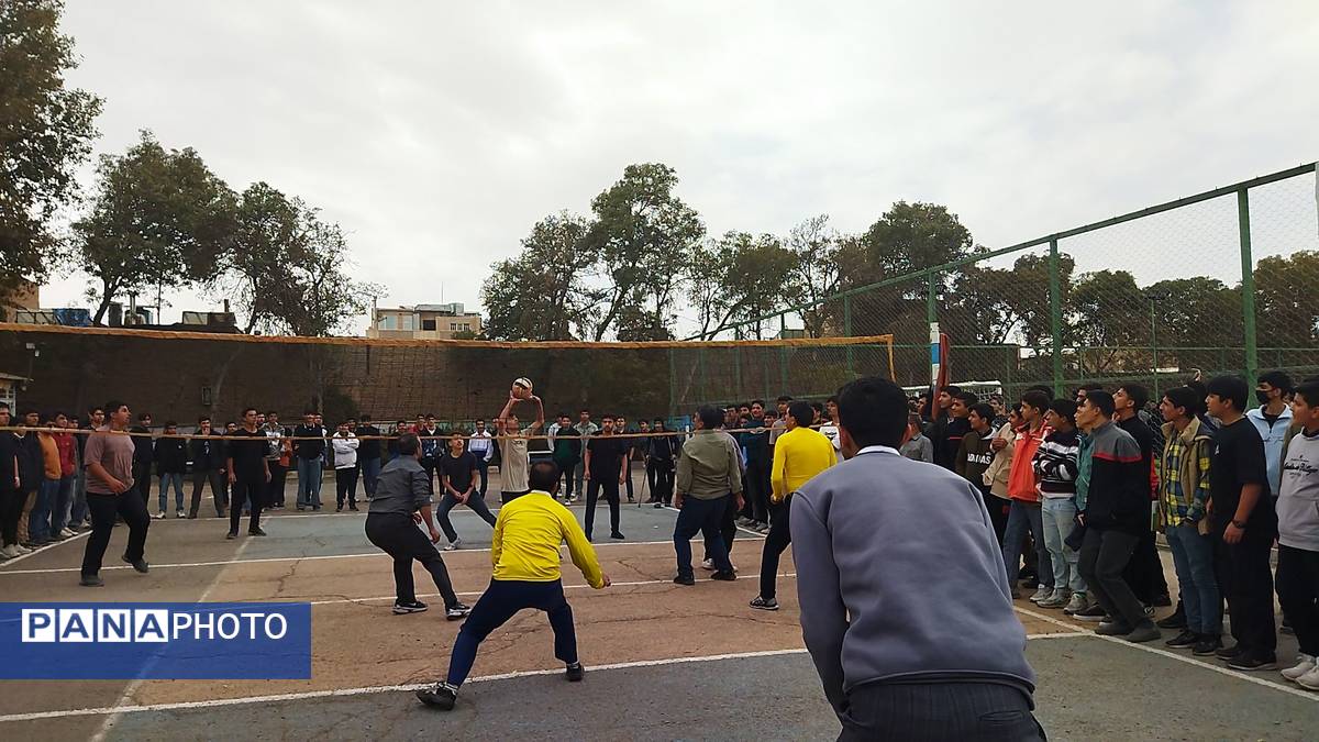 مسابقه والیبال بین دو تیم منتخب دبیران و منتخب دانش آموزان در دبیرستان شاهد ابوذر غفاری 