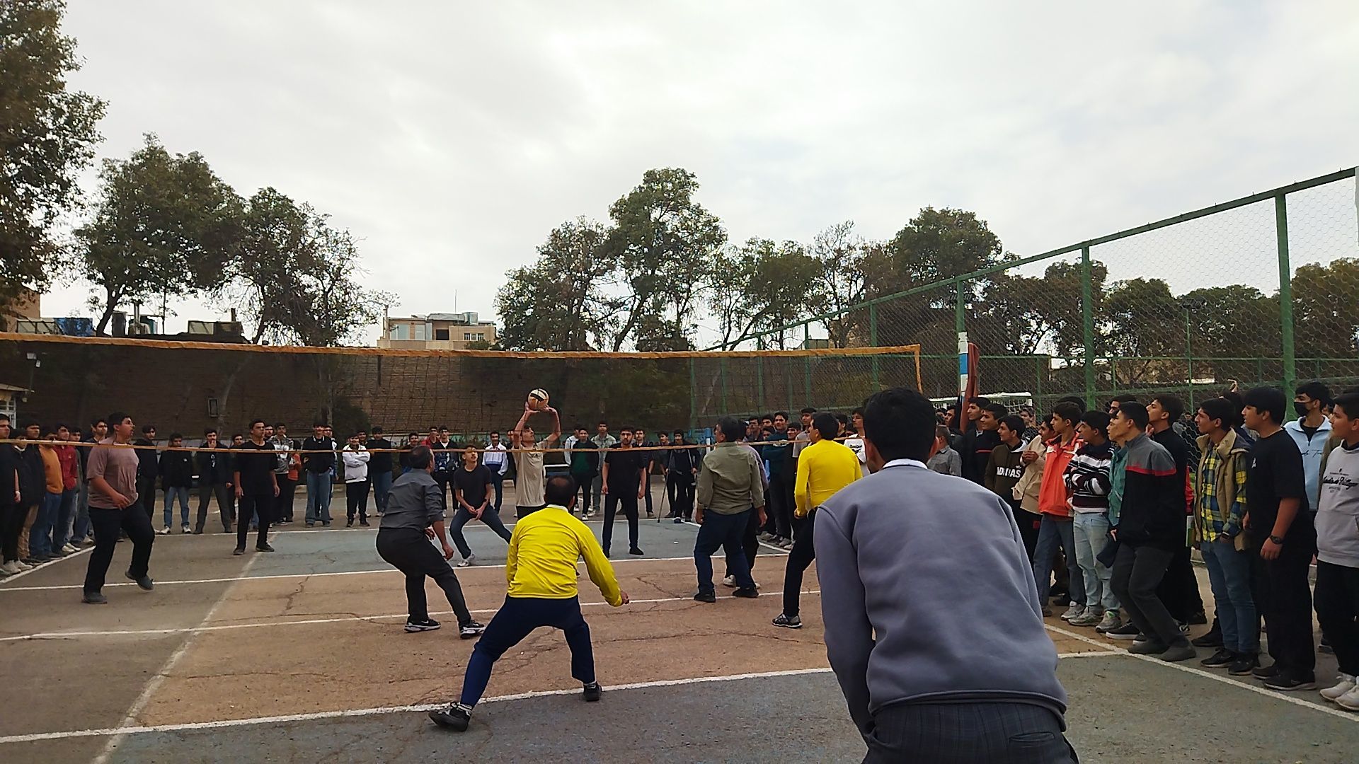 مسابقه والیبال بین دو تیم منتخب دبیران و منتخب دانش آموزان در دبیرستان شاهد ابوذر غفاری 