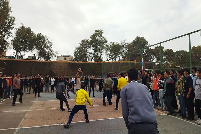 مسابقه والیبال بین دو تیم منتخب دبیران و منتخب دانش آموزان در دبیرستان شاهد ابوذر غفاری 