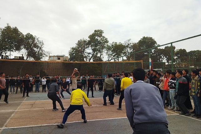 مسابقه والیبال بین دو تیم منتخب دبیران و منتخب دانش آموزان در دبیرستان شاهد ابوذر غفاری 