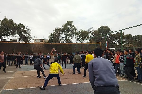 مسابقه والیبال بین دو تیم منتخب دبیران و منتخب دانش آموزان در دبیرستان شاهد ابوذر غفاری 