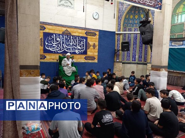 بازدید مسئولان منطقه ۱۰ از دانش‌آموزان معتکف