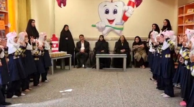 جشن رویش دندان دائمی در دبستان مهرنگار باقرشهر 