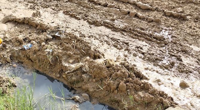 بارش باران گل‌ولای را به جان اسلام‌آباد شرقی انداخت؛ پروژه نیمه‌کاره آبفا دردسرساز شد