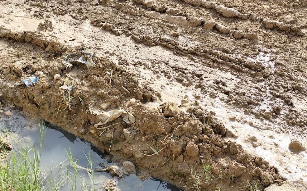 بارش باران گل‌ولای را به جان اسلام‌آباد شرقی انداخت؛ پروژه نیمه‌کاره آبفا دردسرساز شد