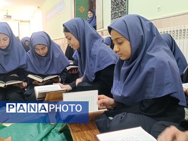 برگزاری محفل نورانی انس با قرآن در دبیرستان دکتر جواد حداد۲ ناحیه پنج