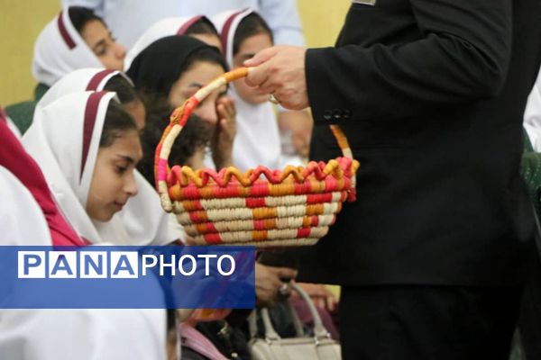 ۴۰۰ نفر از دختران پیشتاز بندرخمیر، پرچم امام مهربانی را به آغوش کشیدند