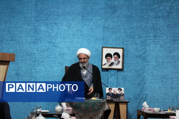 دیدار مربیان و اعضای منتخب سازمان دانش‌آموزی سمنان با نماینده ولی‌فقیه در استان 