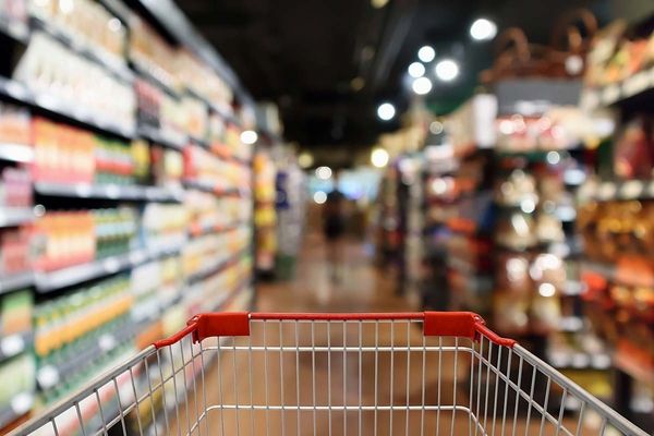 برخی کالاهای اساسی با وجود با تخصیص ارز ترجیحی، در بازار با نرخ آزاد عرضه می‌شوند