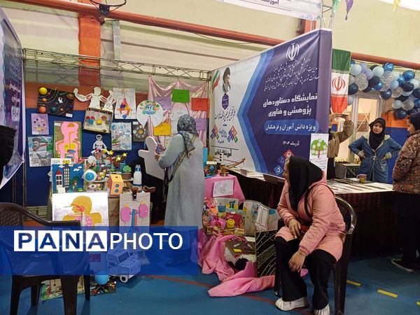 اختتامیه نمایشگاه دستاوردهای پژوهشی و فناوری دانش‌آموزان در دبیرستان شهید احمدی روشن فردیس