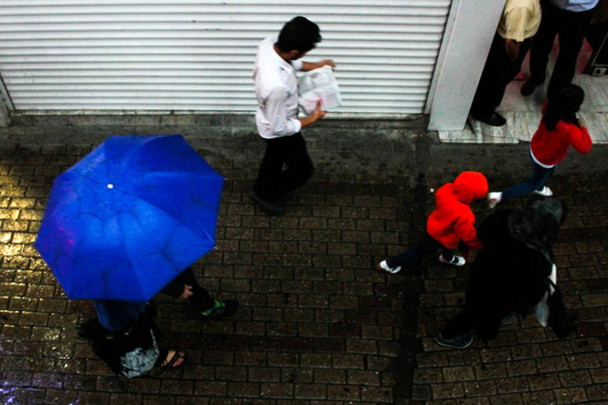 ادامه بارش‌ها در سواحل خزر و وزش باد شدید در شرق کشور