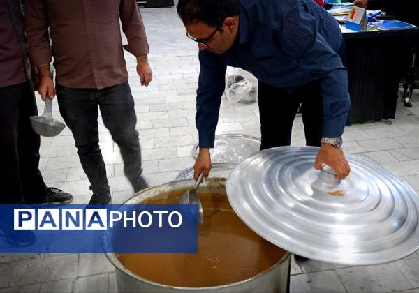 پخش غذای نذری بین دانش آموزان دبیرستان میثاق 