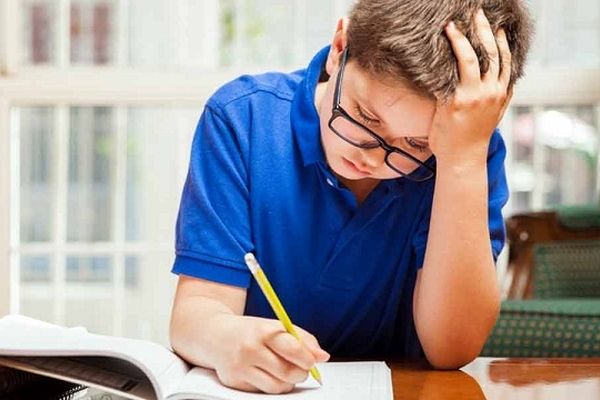 فشار بیش از حد والدین، سلامت روان دانش‌آموزان را تهدید می‌کند