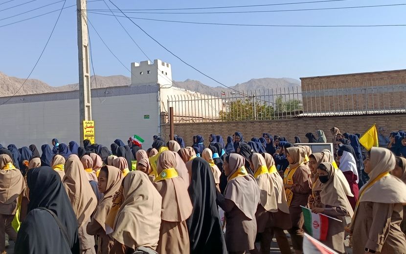 فریاد یک‌پارچهٔ دانش‌آموزان حاجی‌آباد در مسیر استقلال