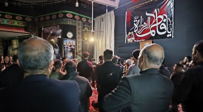 هم‌نوایی دل‌ها در فاطمیه و سینه‌زنی عاشقان زهرا (س) در تکیه حسینی فدافن 