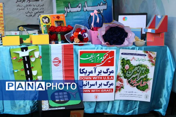 تجلی حضورفرهنگیان و دانش‌آموزان منطقه ۱۰ در جشن انقلاب