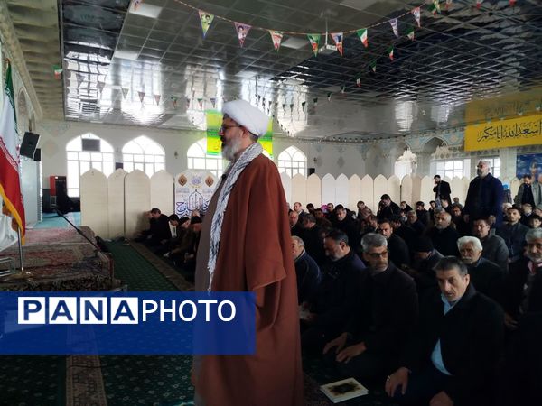 اقامه نماز جماعت بعد از  راهپیمایی در کاشمر 