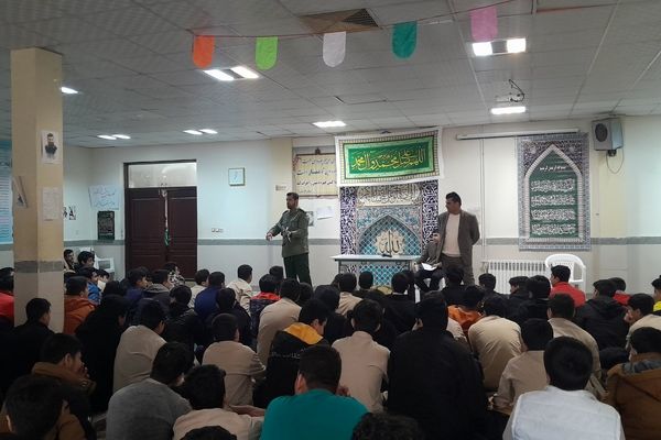 جلسه آمادگی دفاعی ویژه دانش‌آموزان پایه نهم مدرسه ابوریحان بیرونی