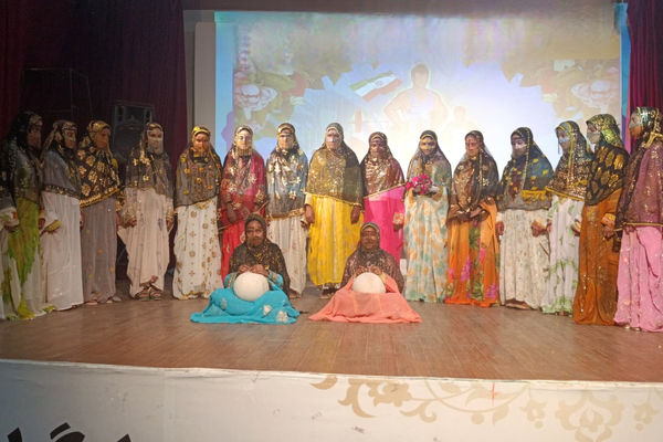 گروه سرود دختران انصارالمهدی (عج) لردمنجلی قهرمان جشنواره سرود فجر میناب شد