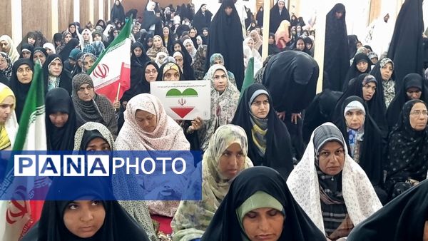 تجمع نمازگزاران نماز جمعه قشم در روز خشم و نصر