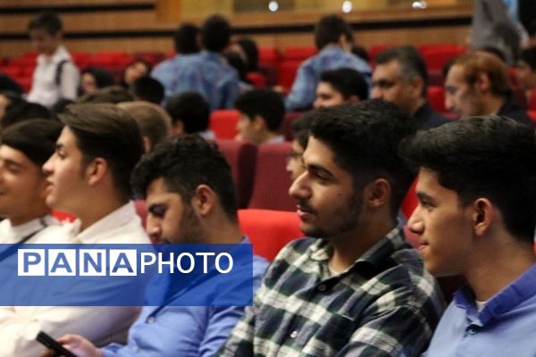 تقدیر از دانش‌آموزان برتر حوزه فرهنگی و هنری در آموزش و پرورش ناحیه یک شهرری