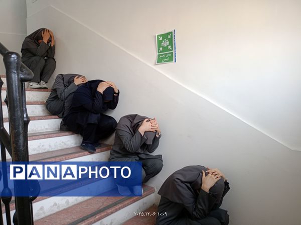 بیست وهفتمین مانور سراسری زلزله وایمنی در دبیرستان فرزانگان ۴ ناحیه یک