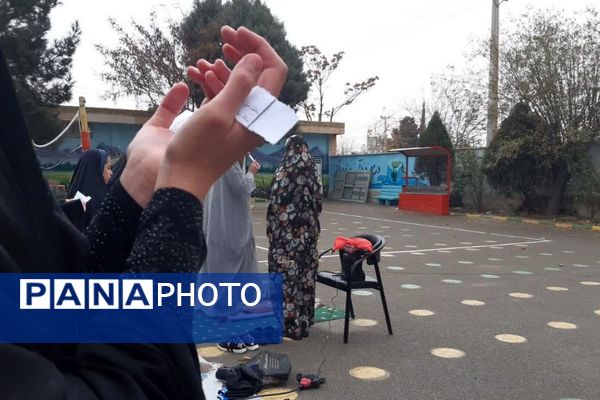  نماز باران در مدرسه جنت با حضور جمعی دانش‌آموزان