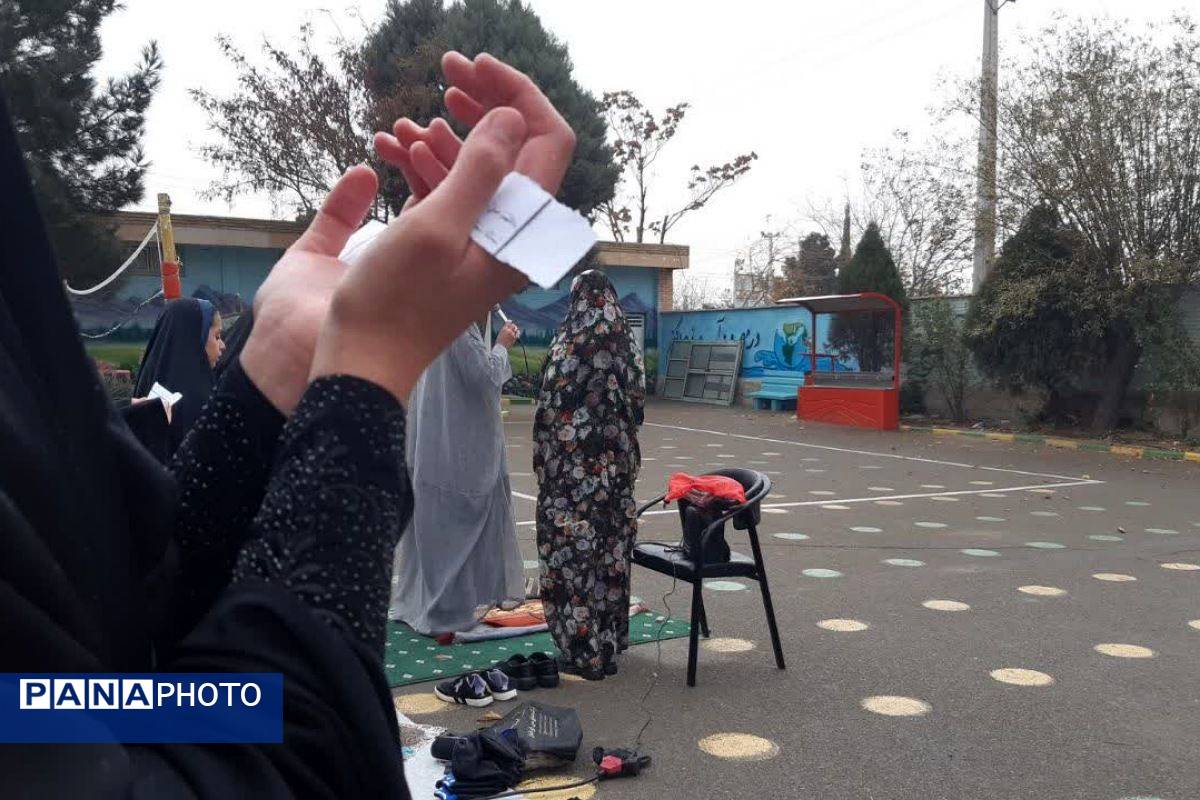  نماز باران در مدرسه جنت با حضور جمعی دانش‌آموزان