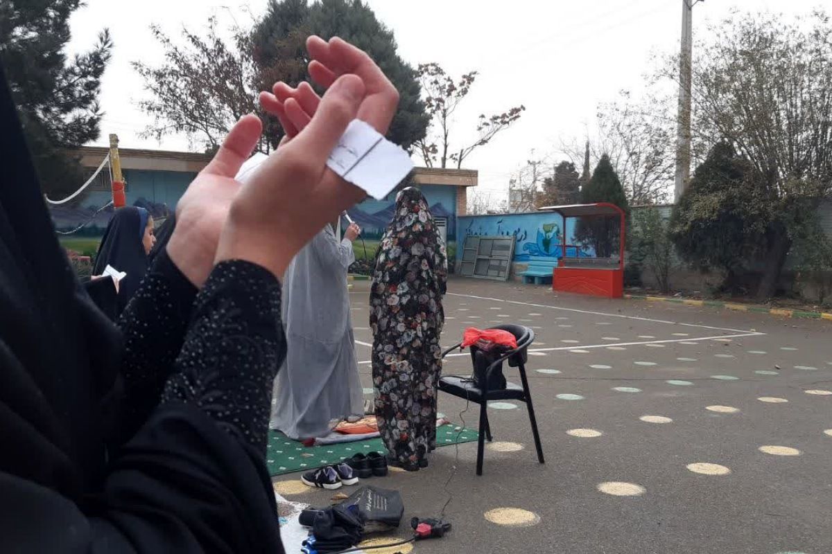  نماز باران در مدرسه جنت با حضور جمعی دانش‌آموزان