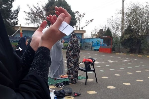  نماز باران در مدرسه جنت با حضور جمعی دانش‌آموزان