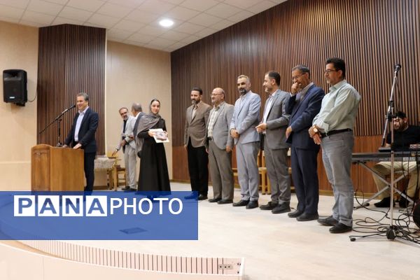 آیین تجلیل از اعضای ستاد سومین جشنواره استانی تئاتر خیابانی کودک و نوجوان‌ در دلیجان