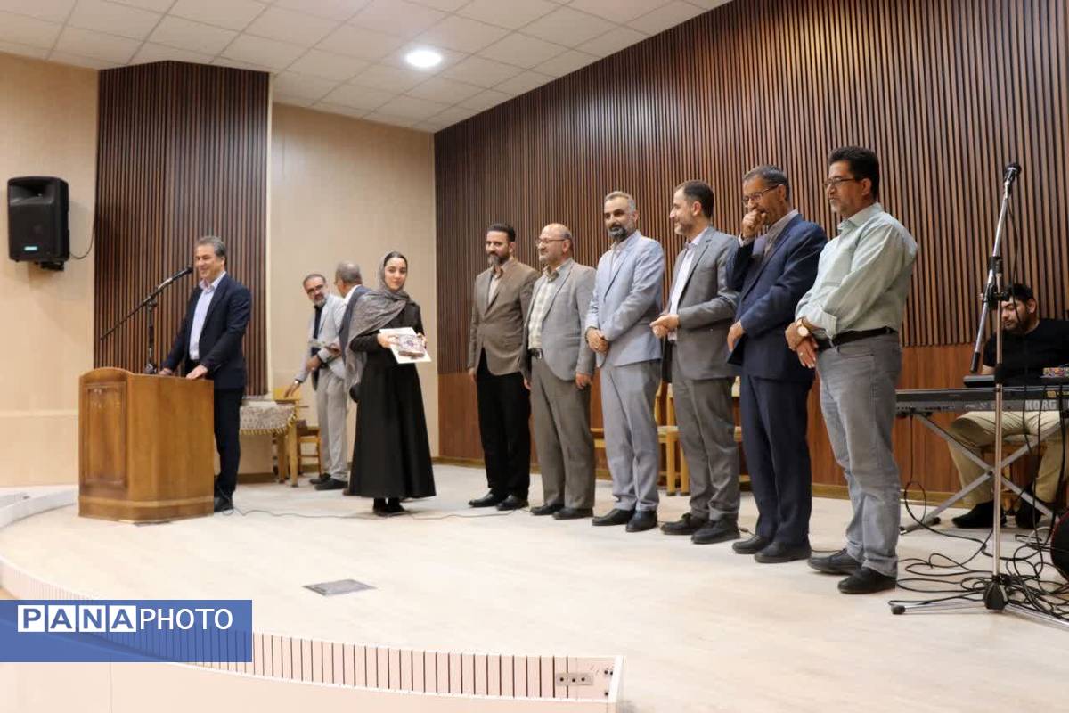 آیین تجلیل از اعضای ستاد سومین جشنواره استانی تئاتر خیابانی کودک و نوجوان در دلیجان
