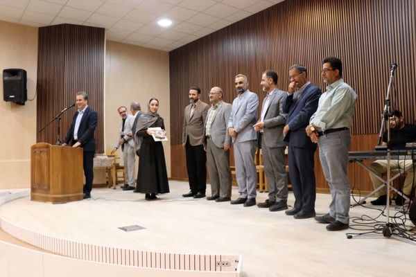 آیین تجلیل از اعضای ستاد سومین جشنواره استانی تئاتر خیابانی کودک و نوجوان‌ در دلیجان