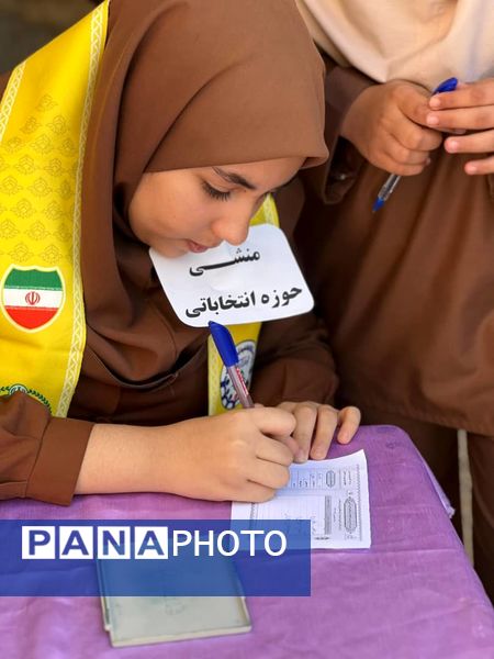 انتخابات پرشور شورای دانش‌آموزی در مدرسه صالح ادیب