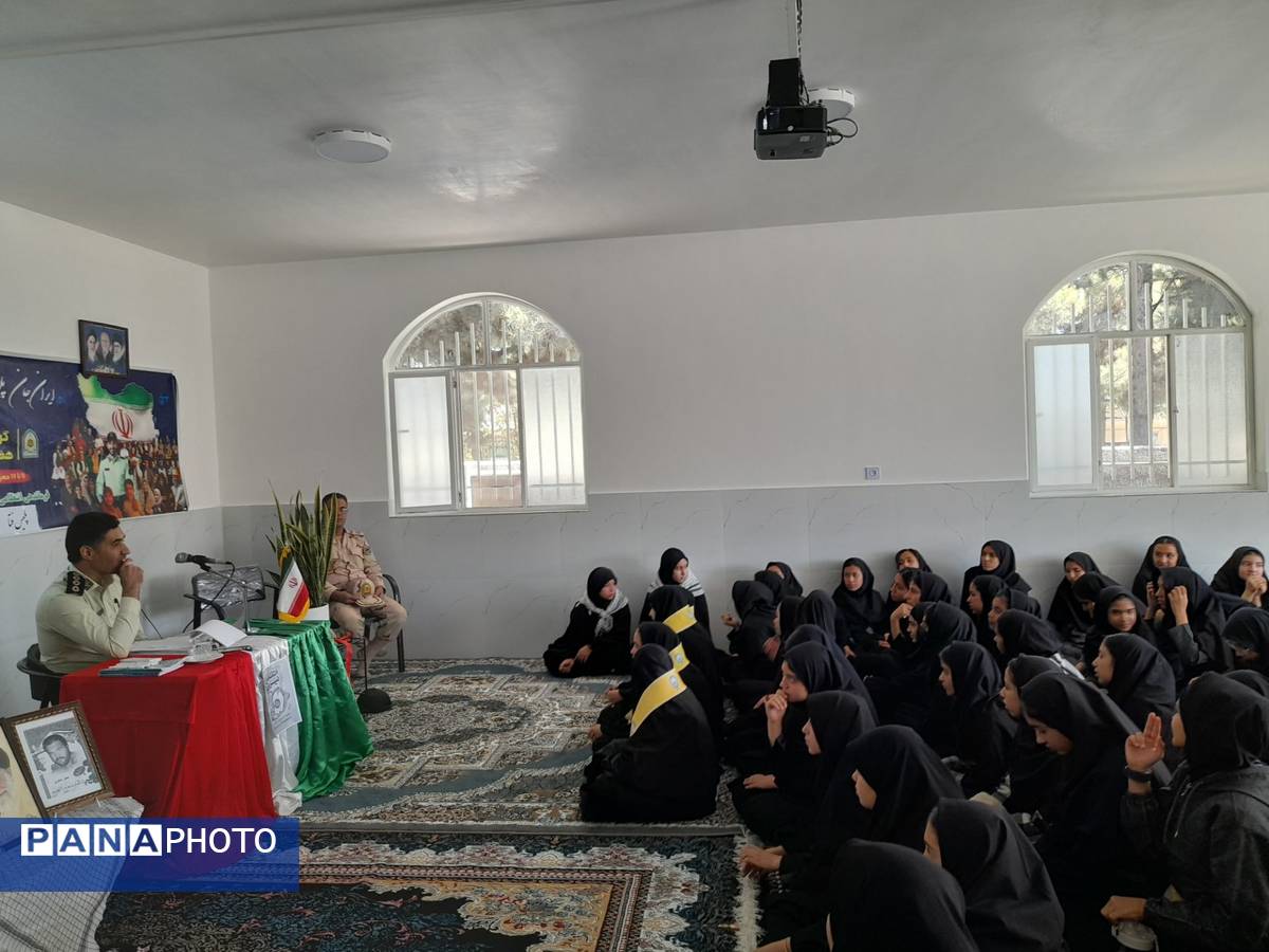 جلسه پیشگیری از آسیبهای فضای مجازی همزمان با هفته نیروی انتظامی در آموزشگاه تکتم