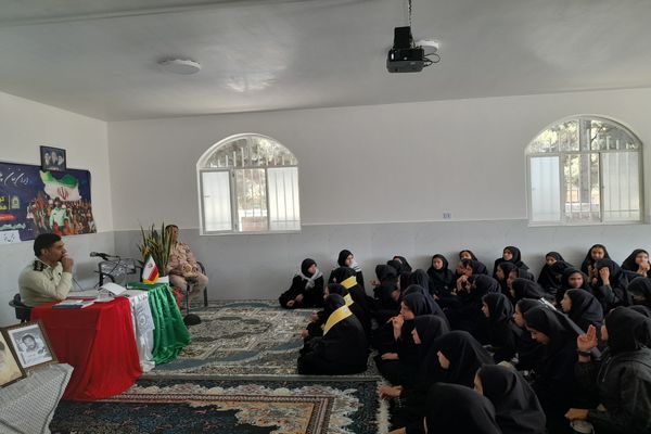 جلسه پیشگیری از آسیب‌های فضای مجازی همزمان با هفته نیروی انتظامی در آموزشگاه تکتم 