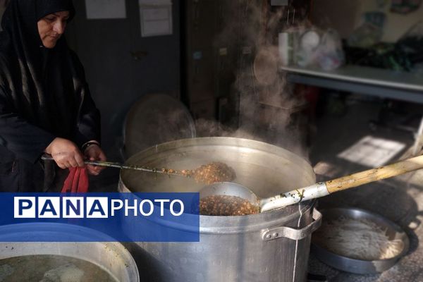 آیین فاطمیه با پخت آش نذری و مراسم عزاداری در دبیرستان شاهد صدیقه طاهره(س) اسلامشهر