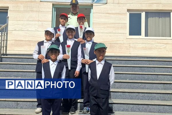 تقدیر دانش‌آموزان مدارس منطقه کهریزک از فرماندهان انتظامی کلانتری ۱۷۰ کهریزک و ۱۷۵ باقرشهر 