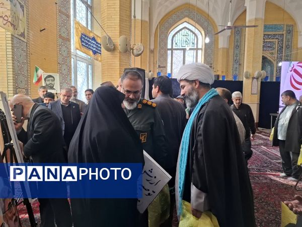  بازدید مسئولان استان البرز از نمایشگاه آثار هنری دانش‌آموزان «چله جهاد تبیین» در مصلی کرج 