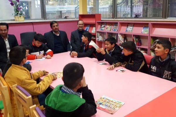 بازدید دانش‌آموزان و مسئولان از کتابخانه شهید بهشتی آشخانه