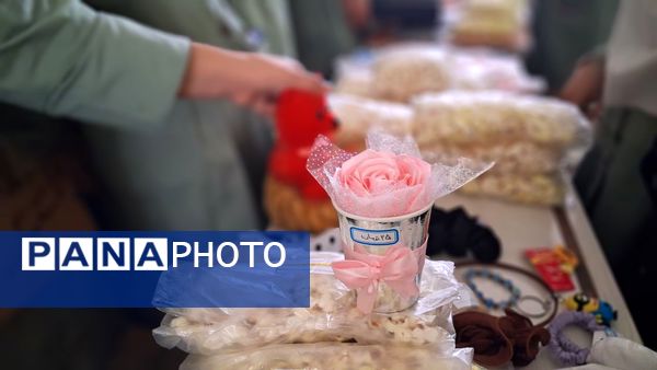 بازارچه مادر دختری با دست‌سازه‌های دانش‌آموزی 